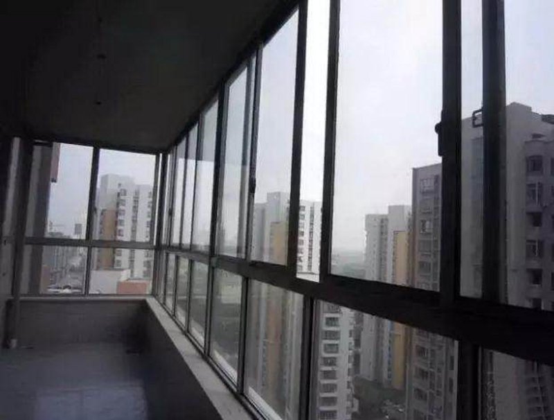 封阳台门窗的新趋势与选择技巧